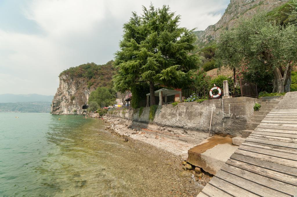 The Pier On The Lake Marone Bagian luar foto