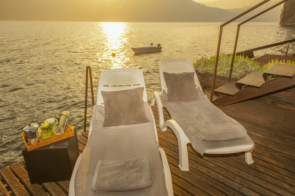 The Pier On The Lake Marone Bagian luar foto